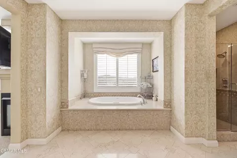 Bath - 5068 Shady Trail St, Simi Valley, CA 93063 photo 5 of 10