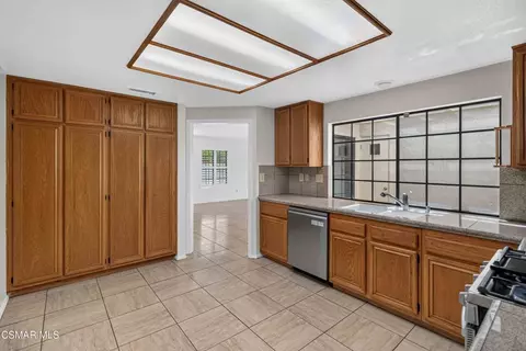 Kitchen - 704 Wind Willow Way, Simi Valley, CA 93065 photo 4 of 4