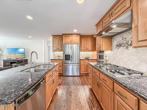 Kitchen - 667 Azure Hills Dr, Simi Valley, CA 93065 photo 5 of 6
