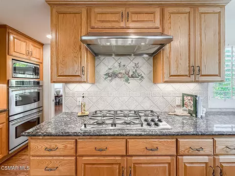 Kitchen - 667 Azure Hills Dr, Simi Valley, CA 93065 photo 3 of 6