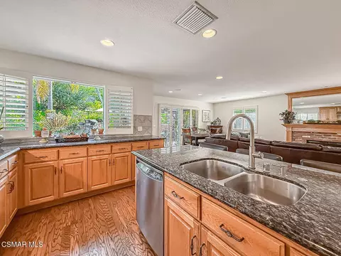Kitchen - 667 Azure Hills Dr, Simi Valley, CA 93065 photo 4 of 6