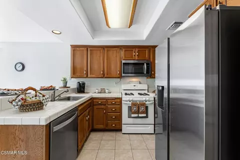 Kitchen - 1806 Rory Ln #6, Simi Valley, CA 93063 photo 3 of 6