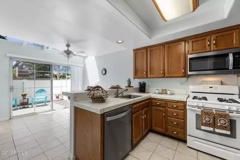 Kitchen - 1806 Rory Ln #6, Simi Valley, CA 93063 photo 4 of 6