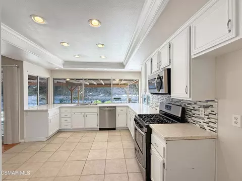 Kitchen - 2167 Stoneman St, Simi Valley, CA 93065 photo 2 of 4