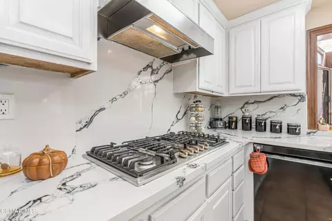 Kitchen - 652 Stonebrook St, Simi Valley, CA 93065 photo 4 of 8