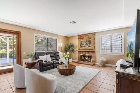 Living - 652 Stonebrook St, Simi Valley, CA 93065 photo 5 of 6