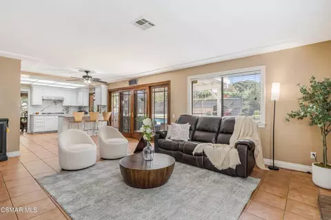 Living - 652 Stonebrook St, Simi Valley, CA 93065 photo 3 of 6