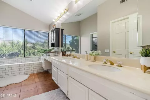 Bath - 652 Stonebrook St, Simi Valley, CA 93065 photo 2 of 6