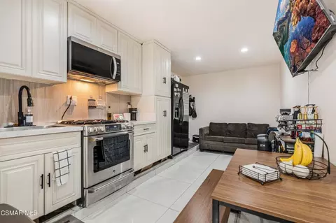 Kitchen - 652 Stonebrook St, Simi Valley, CA 93065 photo 8 of 8