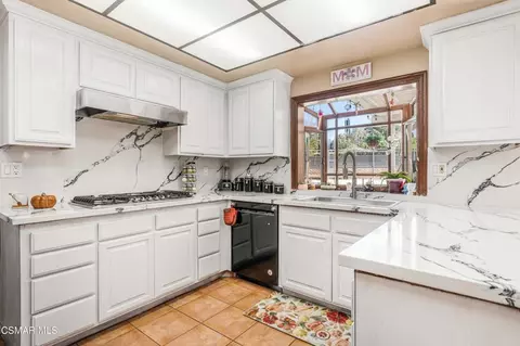 Kitchen - 652 Stonebrook St, Simi Valley, CA 93065 photo 3 of 8