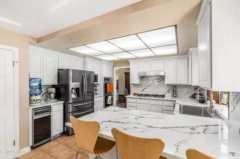 Kitchen - 652 Stonebrook St, Simi Valley, CA 93065 photo 5 of 8