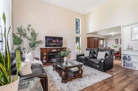 Living - 652 Stonebrook St, Simi Valley, CA 93065 photo 2 of 6
