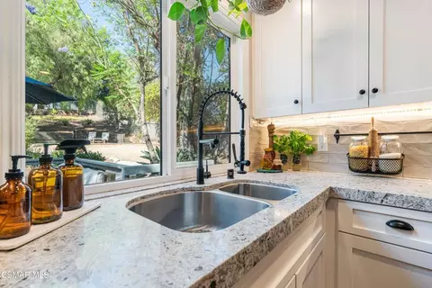 Kitchen - 1039 Nonchalant Dr, Simi Valley, CA 93065 photo 6 of 7