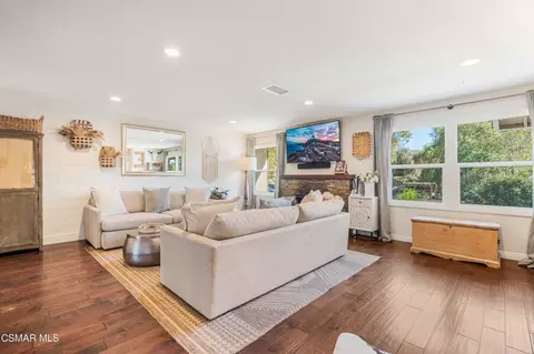 Living - 1039 Nonchalant Dr, Simi Valley, CA 93065 photo 2 of 5