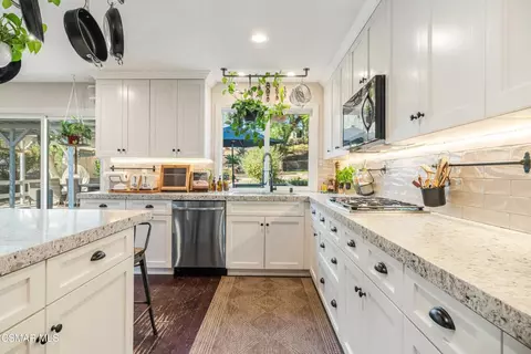 Kitchen - 1039 Nonchalant Dr, Simi Valley, CA 93065 photo 5 of 7