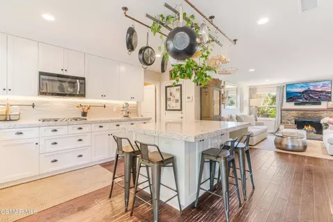 Kitchen - 1039 Nonchalant Dr, Simi Valley, CA 93065 photo 4 of 7