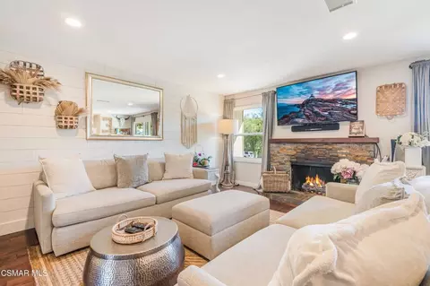 Living - 1039 Nonchalant Dr, Simi Valley, CA 93065 photo 3 of 5