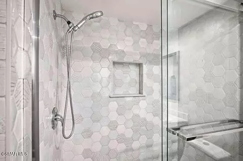 Bath - 4461 Antigua Way, Oxnard, CA 93035 photo 2 of 3