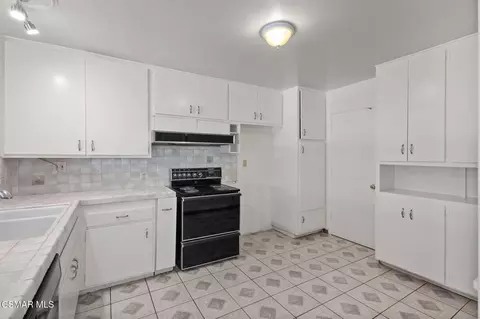 Kitchen - 1654 Edgewater Ln, Camarillo, CA 93010 photo 2 of 4