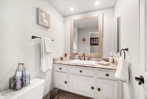 Bath - 2827 Tiffaney Ln, Simi Valley, CA 93063 photo 1 of 4
