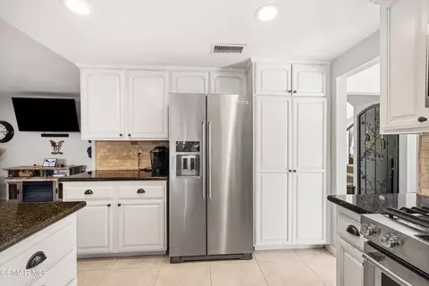 Kitchen - 2827 Tiffaney Ln, Simi Valley, CA 93063 photo 2 of 3
