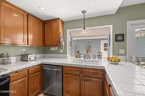 Kitchen - 345 Jeremiah Dr #E, Simi Valley, CA 93065 photo 3 of 3