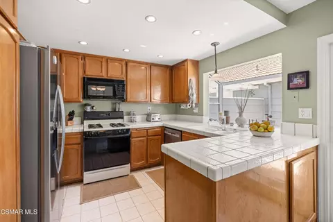 Kitchen - 345 Jeremiah Dr #E, Simi Valley, CA 93065 photo 2 of 3