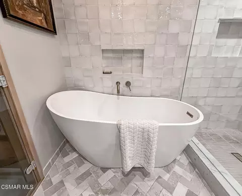 Bath - 2896 Wanda Ave, Simi Valley, CA 93065 photo 7 of 8