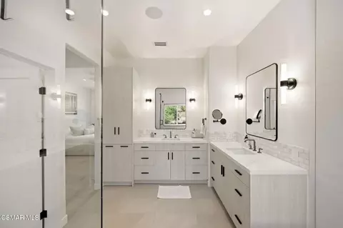Bath - 5068 Benedict Ct, Oak Park, CA 91377 photo 4 of 5