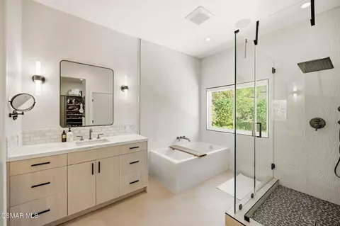 Bath - 5068 Benedict Ct, Oak Park, CA 91377 photo 3 of 5