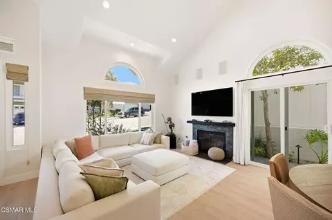 Living - 5068 Benedict Ct, Oak Park, CA 91377 photo 1 of 2