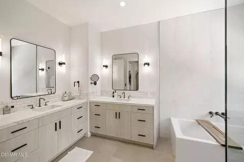 Bath - 5068 Benedict Ct, Oak Park, CA 91377 photo 2 of 5