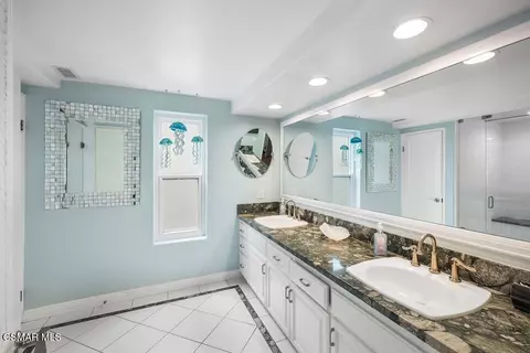 Bath - 3237 Playa Ct, Oxnard, CA 93035 photo 2 of 3