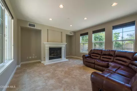 Living - 3849 Eagle Flight Dr, Simi Valley, CA 93065 photo 2 of 3