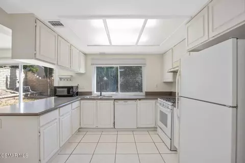 Kitchen - 28636 Lapine Ave, Santa Clarita, CA 91390 photo 3 of 4