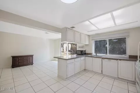 Kitchen - 28636 Lapine Ave, Santa Clarita, CA 91390 photo 2 of 4