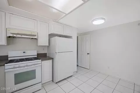 Kitchen - 28636 Lapine Ave, Santa Clarita, CA 91390 photo 4 of 4