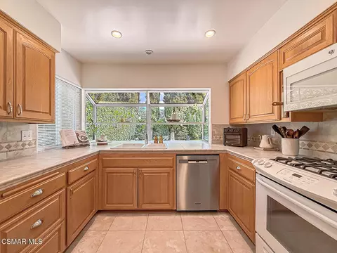 Kitchen - 2516 Clearfield Pl, Simi Valley, CA 93065 photo 2 of 5