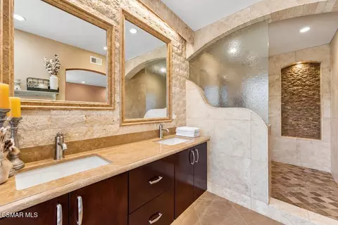 Bath - 2526 Glenhurst Ct, Simi Valley, CA 93063 photo 4 of 5