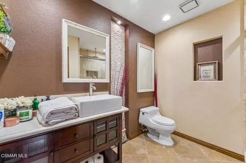Bath - 2526 Glenhurst Ct, Simi Valley, CA 93063 photo 2 of 5