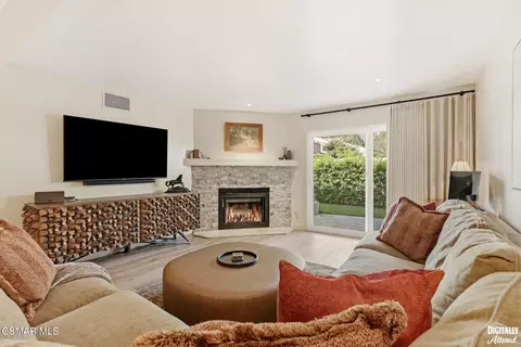 Living - 571 Artisan Rd, Thousand Oaks, CA 91320 photo 3 of 4