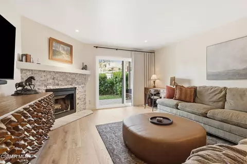 Living - 571 Artisan Rd, Thousand Oaks, CA 91320 photo 2 of 4