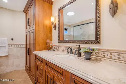 Bath - 700 Oak Shadow View Pl, Newbury Park, CA 91320 photo 3 of 4