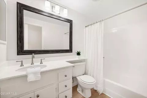 Bath - 2456 Pleasant Way #E, Thousand Oaks, CA 91362 photo 2 of 3