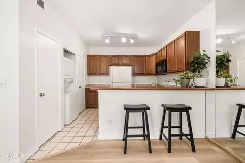 Kitchen - 2456 Pleasant Way #E, Thousand Oaks, CA 91362 photo 2 of 2