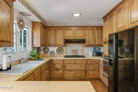 Kitchen - 1082 La Cresta Dr, Thousand Oaks, CA 91362 photo 2 of 3