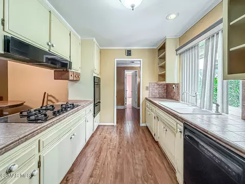 Kitchen - 1191 Roldan Ave, Simi Valley, CA 93065 photo 2 of 2