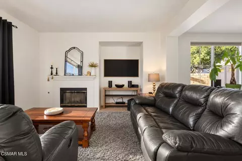 Living - 957 Entrada Dr, Oxnard, CA 93030 photo 1 of 2
