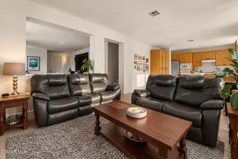 Living - 957 Entrada Dr, Oxnard, CA 93030 photo 2 of 2