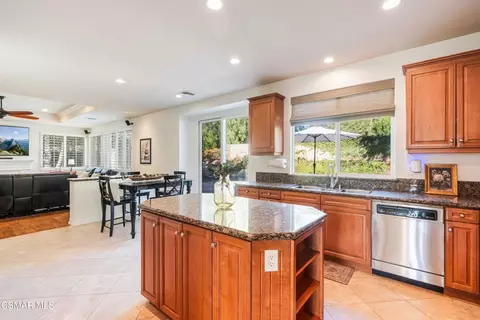 Kitchen - 658 Longbranch Rd, Simi Valley, CA 93065 photo 3 of 7